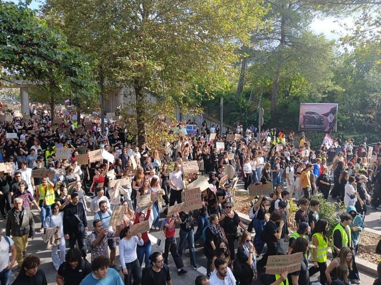 Dans Wikipédia, les manifs du 17 octobre et le mouvement lycéen s …